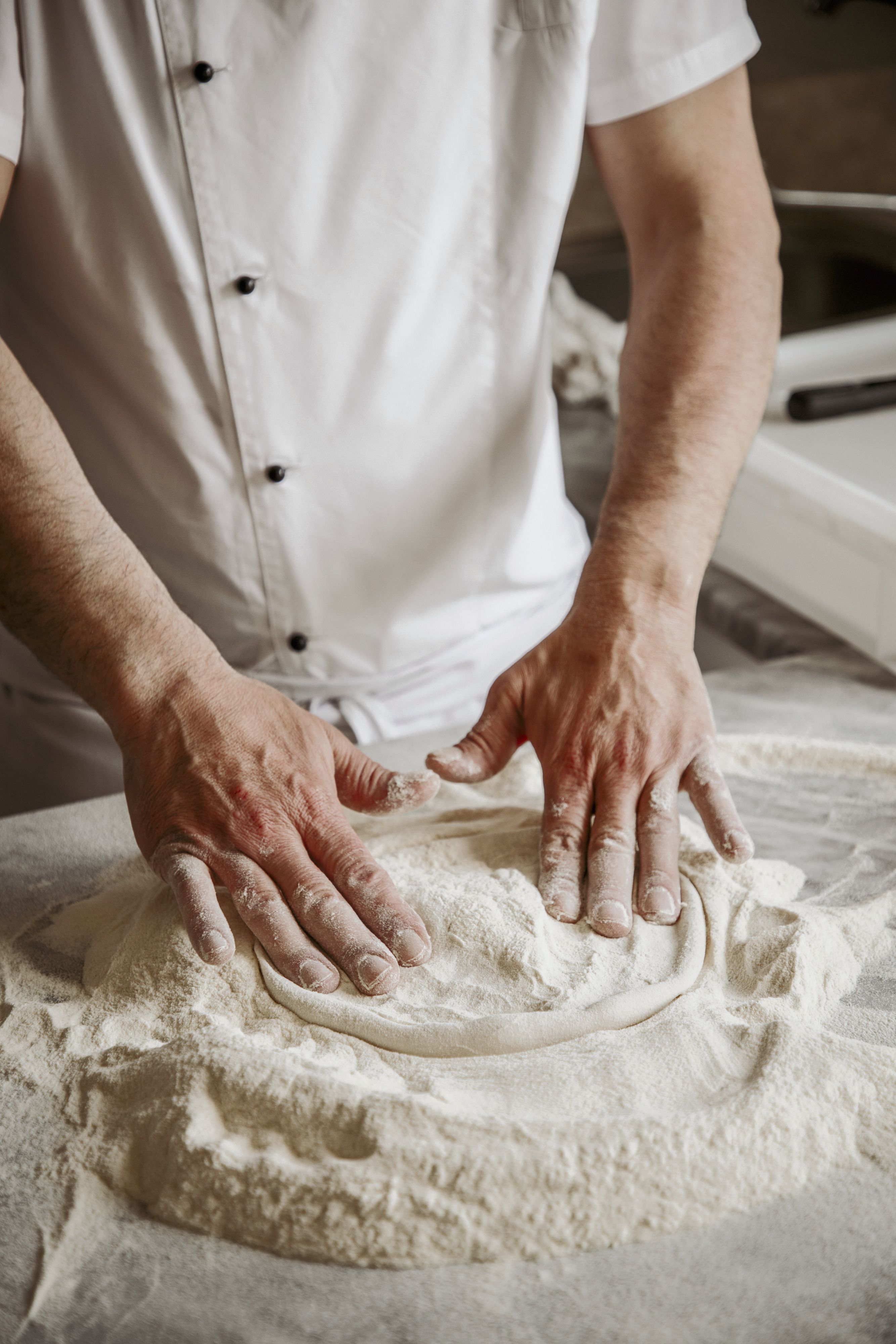 Le mani del pizzaiolo sull’impasto