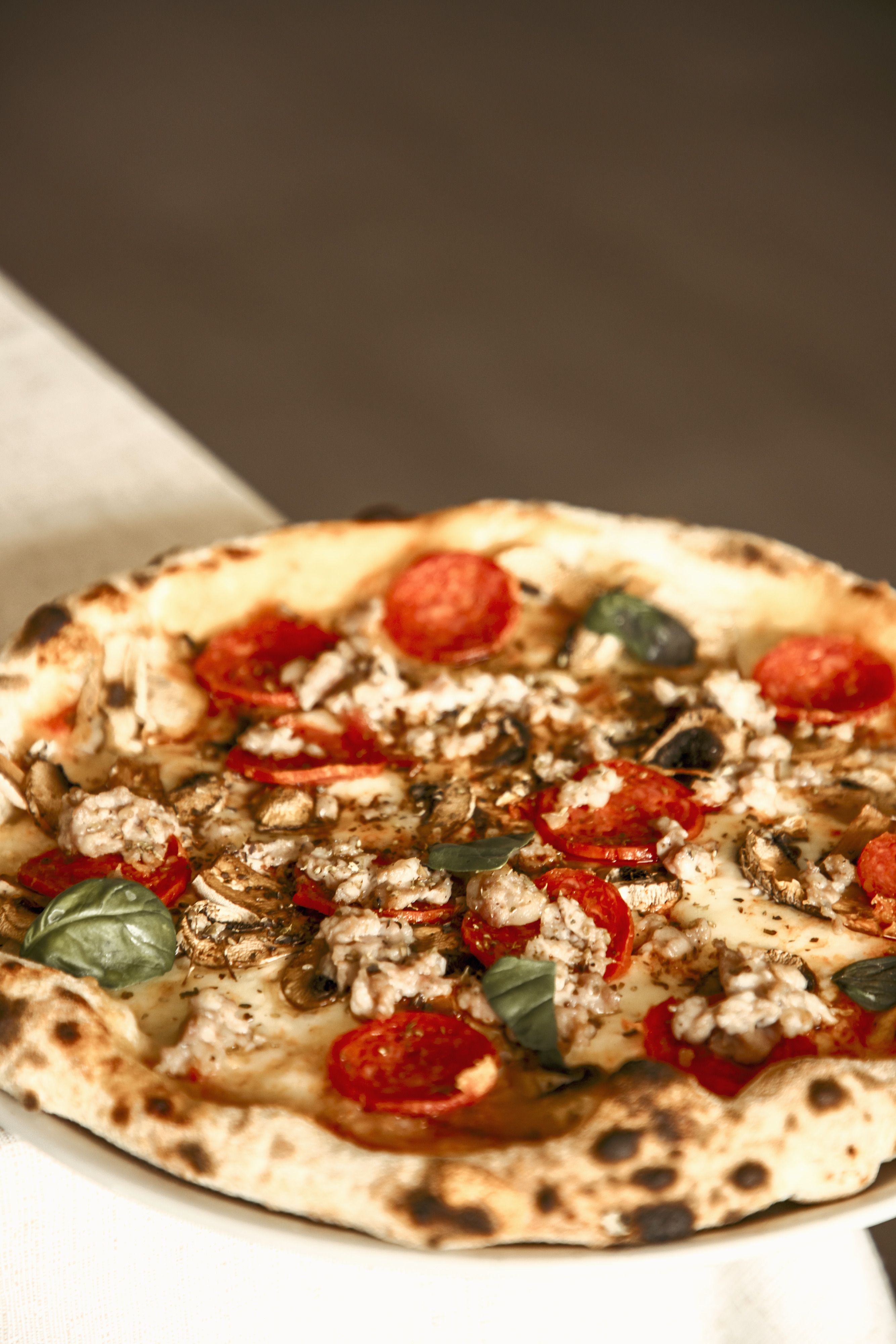 Pizza cotta nel forno a legna