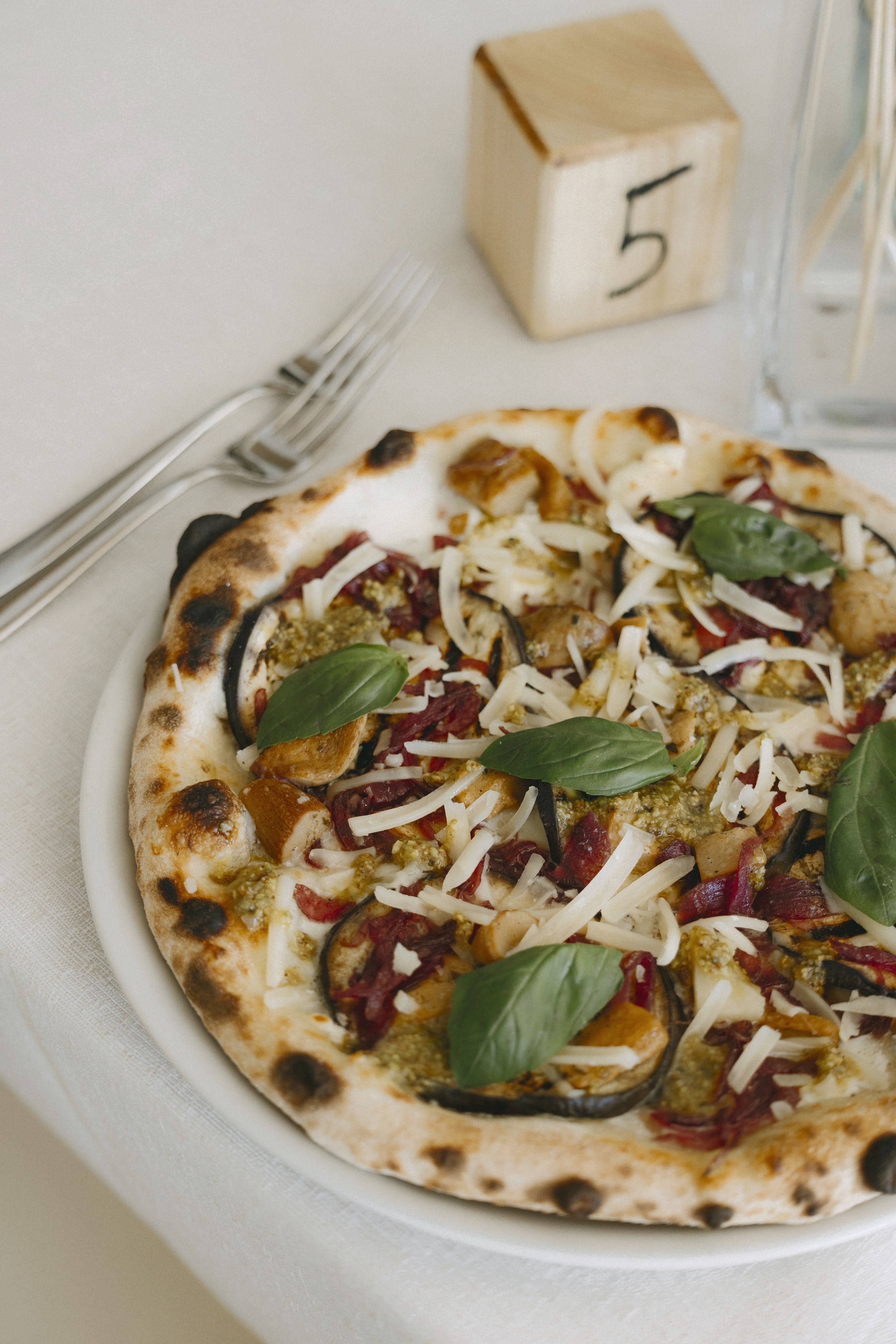 Pizza Mariella con bufala, melanzane, porcini e pistacchio